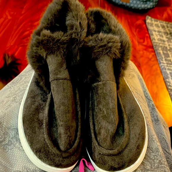 Brand New Men or Wemon Bedroom Shoes. Great Sole to wear outside. Size 43. - Picture 1 of 6